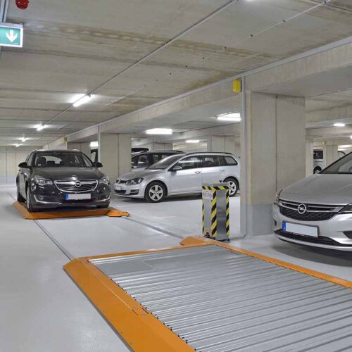 Bil parkeret på en parkeringsplatform i parkeringskælder